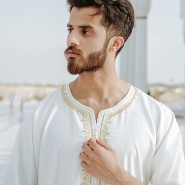 Alqamees Moroccan Men's Thobe - Embroidered Kaftan With Half Sleeves & Round Neck