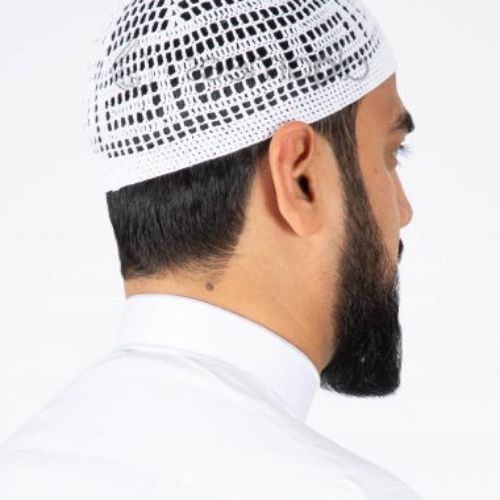 Khaliji style topi paired with white thobe
