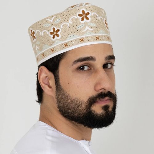 traditional accessories worn with thobe including shemagh and kufi