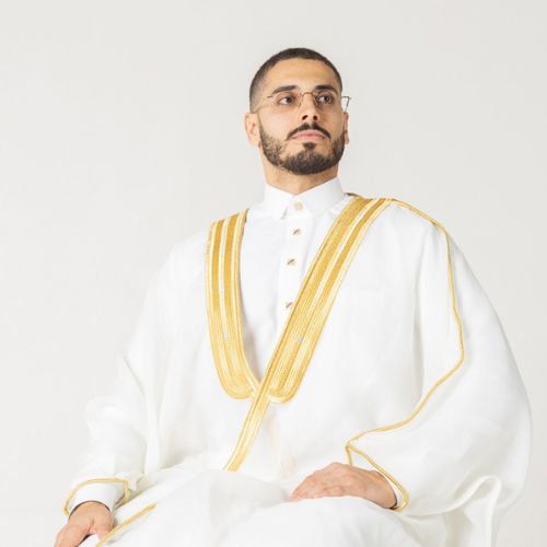 traditional accessories worn with thobe including bisht